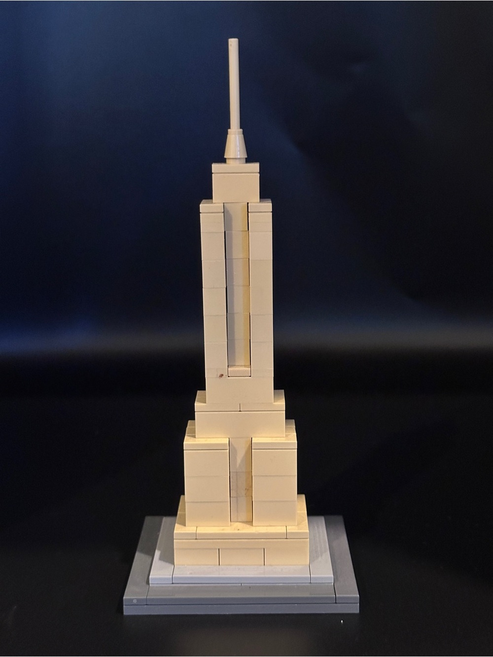 LEGO Style Empire State Building Architecture Build - Picture 4 of 5